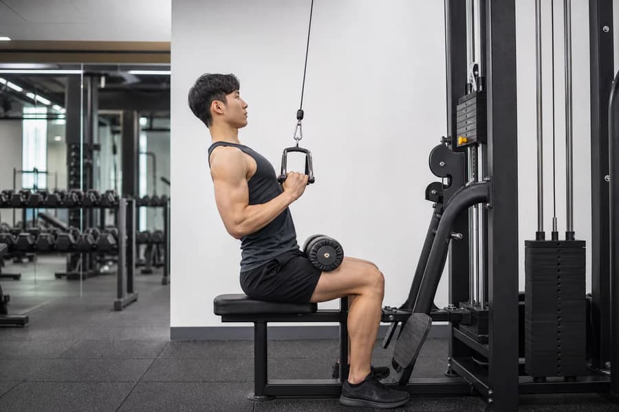 클로즈 그립 랫 풀다운 정확한 동작 자세